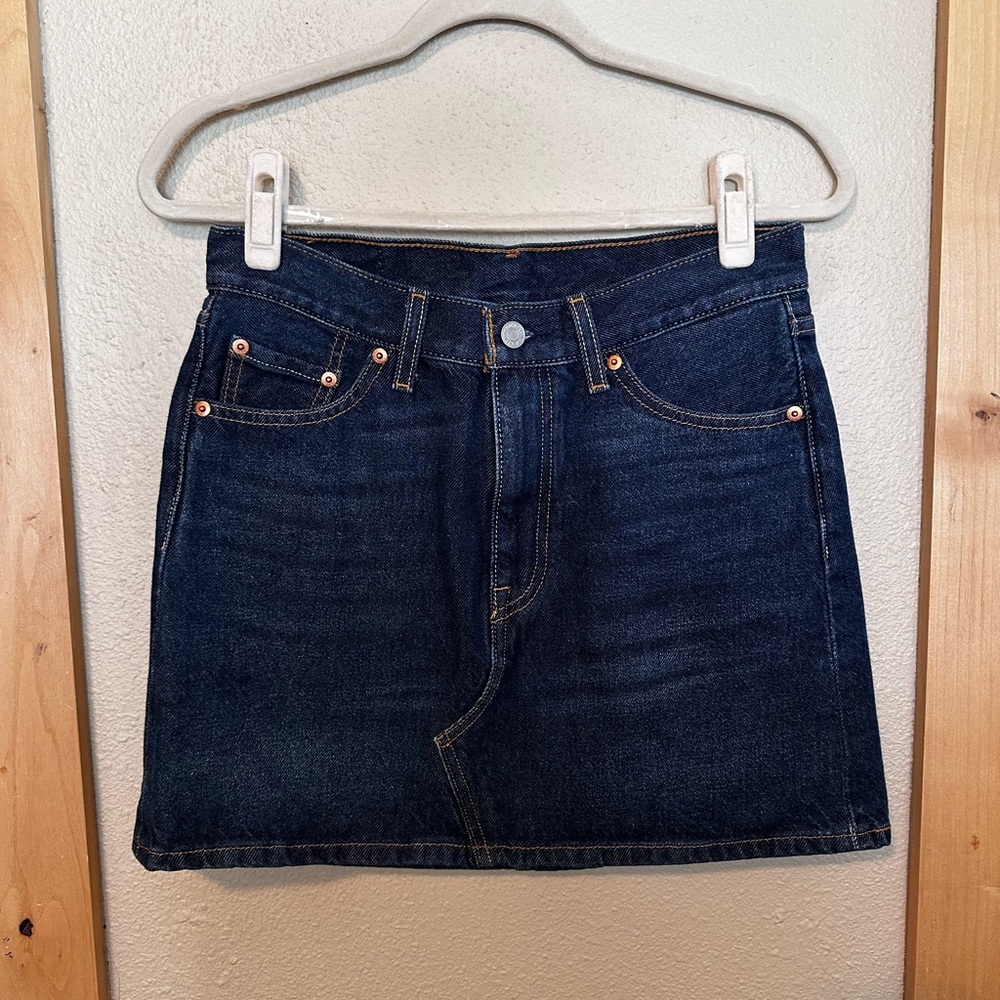 Like new Levi’s denim skirt - Picture 1 of 2